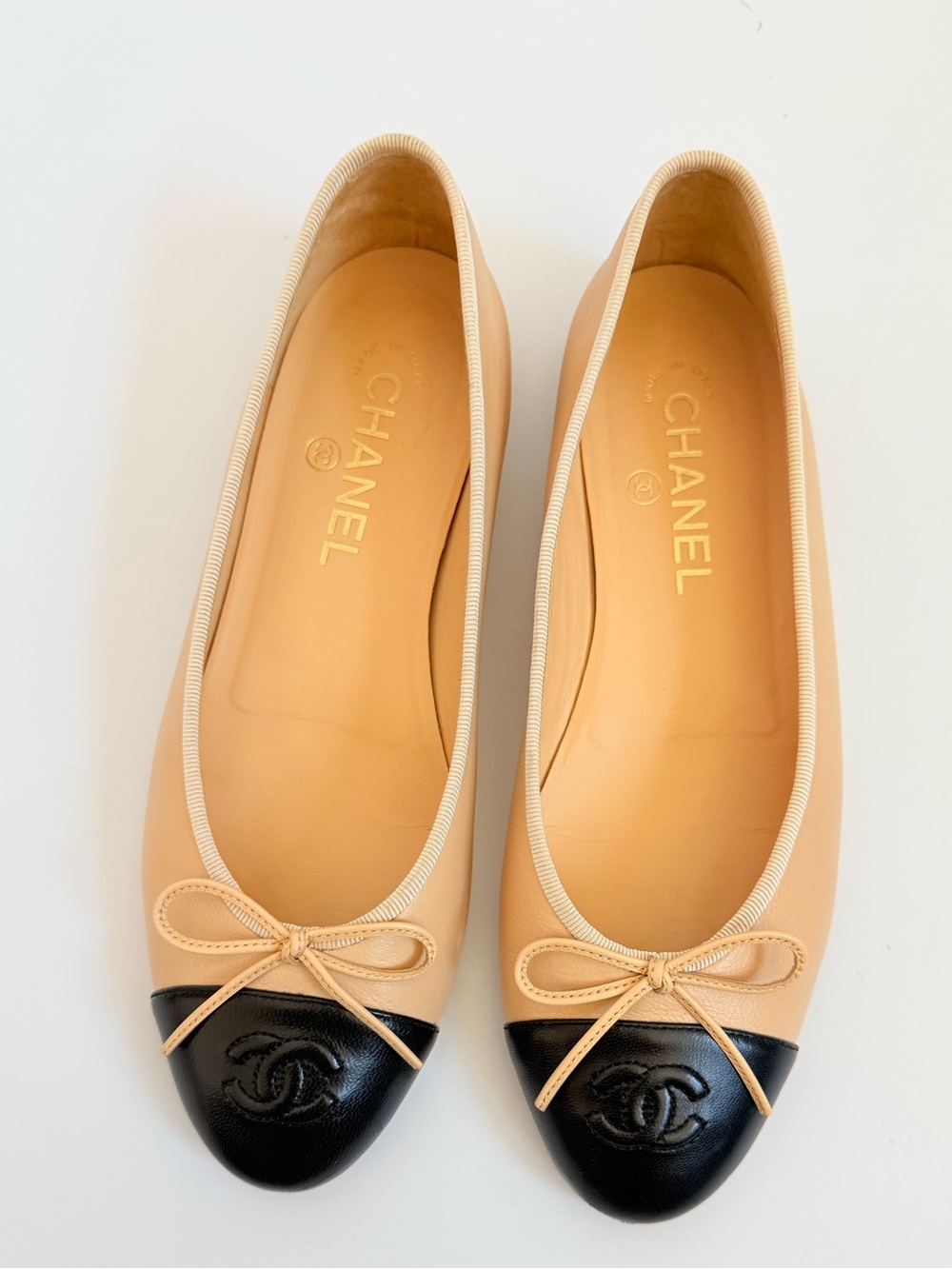 CHANEL Beige Black Cap Toe CC Logo Ballet Flats Lambskin Leather Shoes EU 38